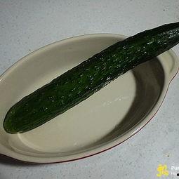 老人吃脆瓜,老人乐享健康美味时光